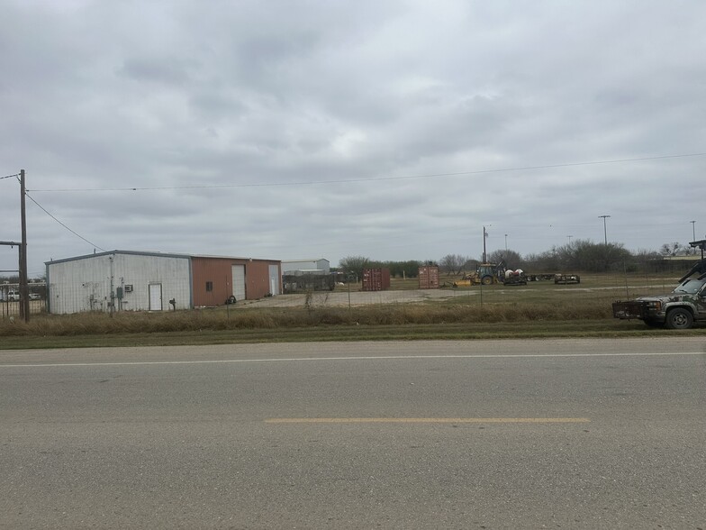 800 W Fm 117, Dilley, TX à louer - Photo du bâtiment - Image 3 de 13