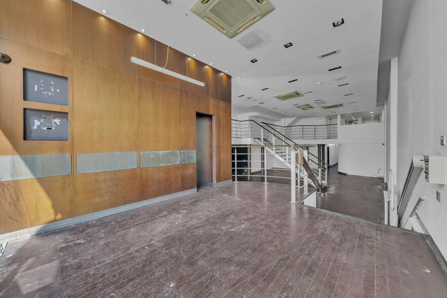 28 Jamestown Rd, London for lease - Interior Photo - Image 3 of 17