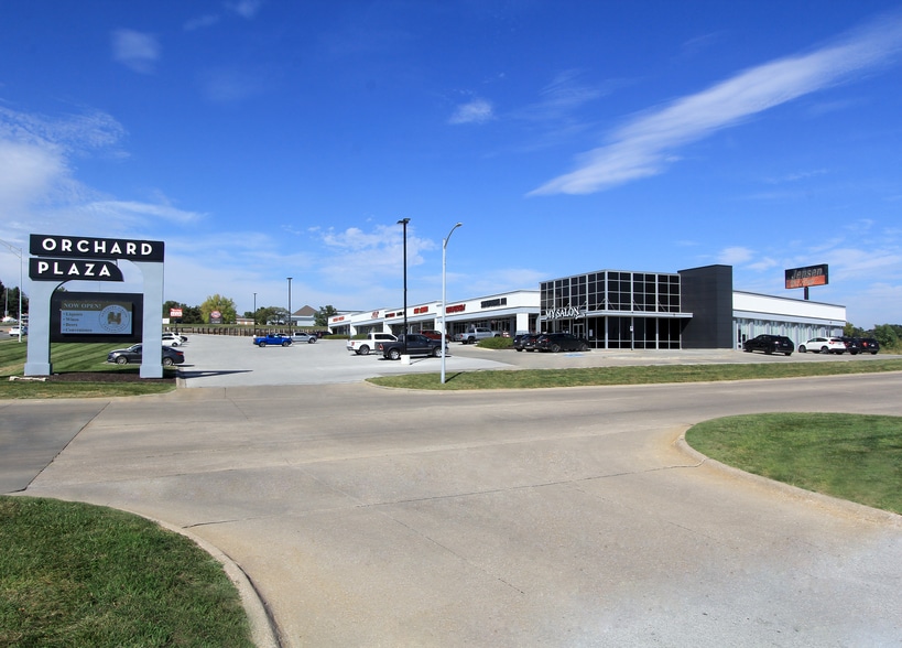 12990-13038 W Center Rd, Omaha, NE for lease - Building Photo - Image 1 of 5
