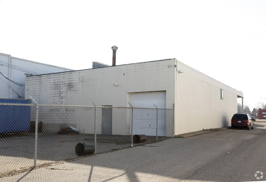 21270 W Eight Mile Rd, Southfield, MI for sale - Building Photo - Image 3 of 4