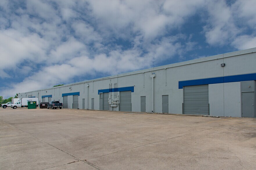 7042 Alamo Downs Pky, San Antonio, TX à louer - Photo du bâtiment - Image 3 de 7