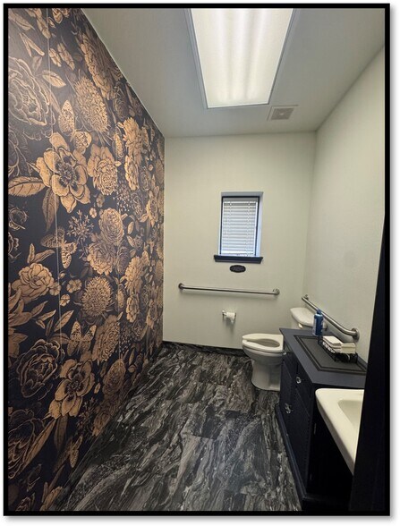 215 W 6th St, Ferris, TX à vendre - Photo du bâtiment - Image 2 de 8