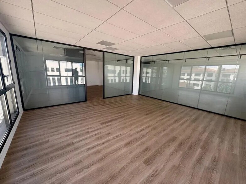 Office in Aubagne for lease - Interior Photo - Image 1 of 7