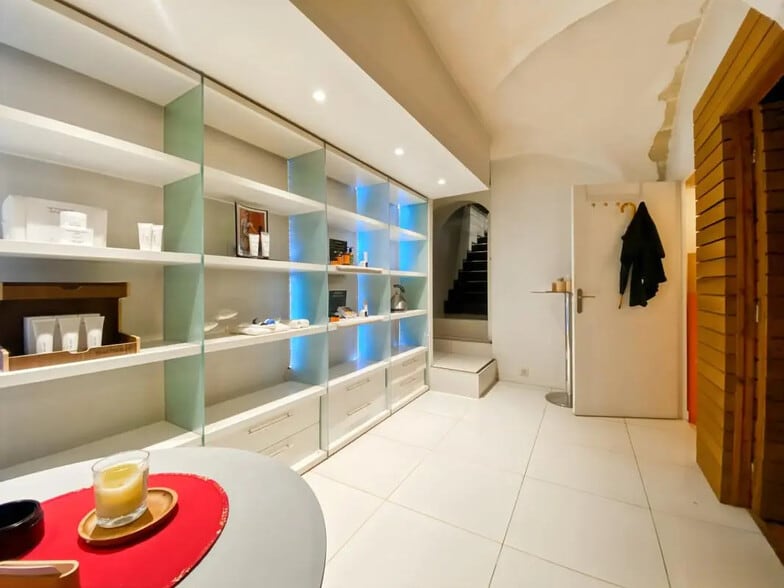 Retail in Paris for lease - Building Photo - Image 2 of 6