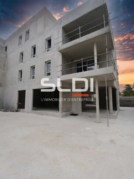 Commerce de détail dans Pusignan à louer - Photo du bâtiment - Image 2 de 4