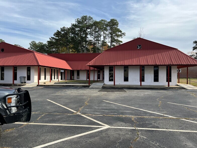 401 Peacock Street, Cochran, GA for sale - Building Photo - Image 3 of 15