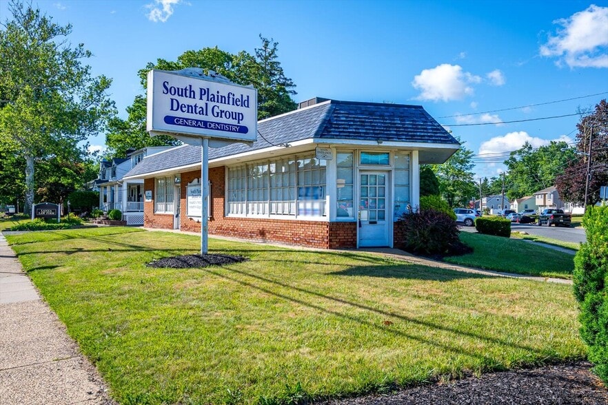 2412 Plainfield Ave, South Plainfield, NJ à vendre - Photo du bâtiment - Image 1 de 27