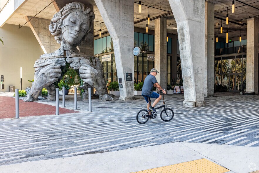 221 SW 1st Ave, Fort Lauderdale, FL à louer - Photo du bâtiment - Image 3 de 3