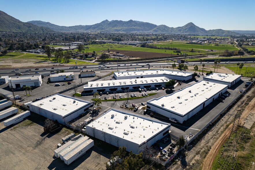 2277 La Crosse Ave, Colton, CA à louer - Photo du bâtiment - Image 2 de 10