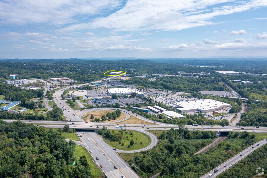 681 Route 211 E, Middletown, NY à vendre - Aérien - Image 2 de 16