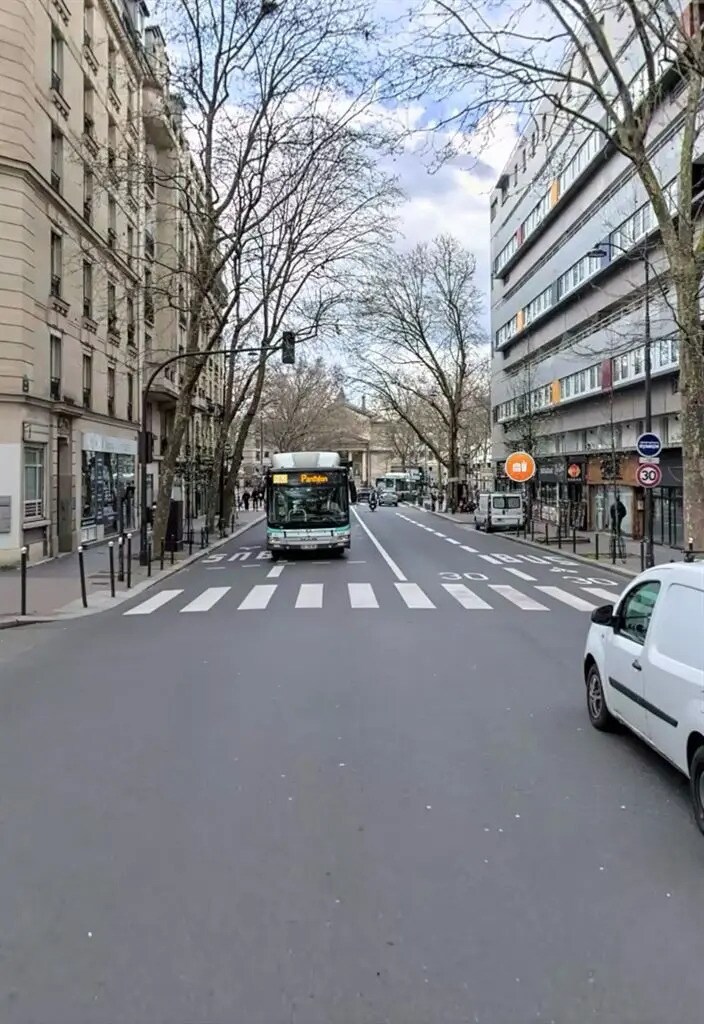 Retail in Paris for lease Building Photo- Image 1 of 3