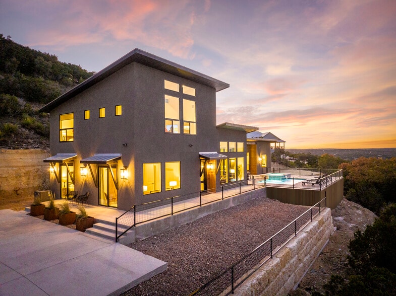 SKYHOUSE Collection Portfolio portfolio of 3 properties for sale on LoopNet.ca - Building Photo - Image 2 of 61