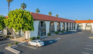 438 E Katella Ave, Orange, CA à louer Photo du bâtiment- Image 2 de 4