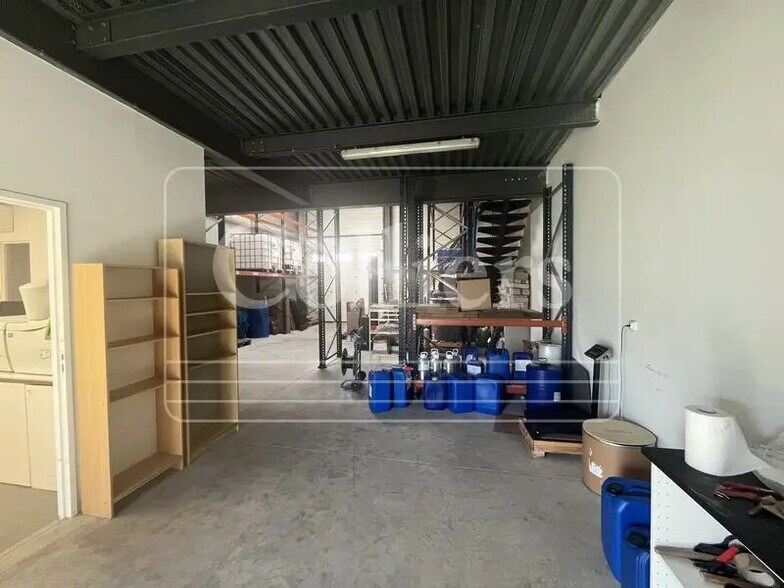 Flex in Aubagne for lease - Interior Photo - Image 3 of 4