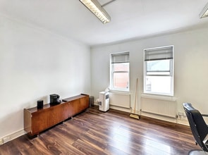 35 Carlton Cres, Southampton for lease Interior Photo- Image 2 of 3