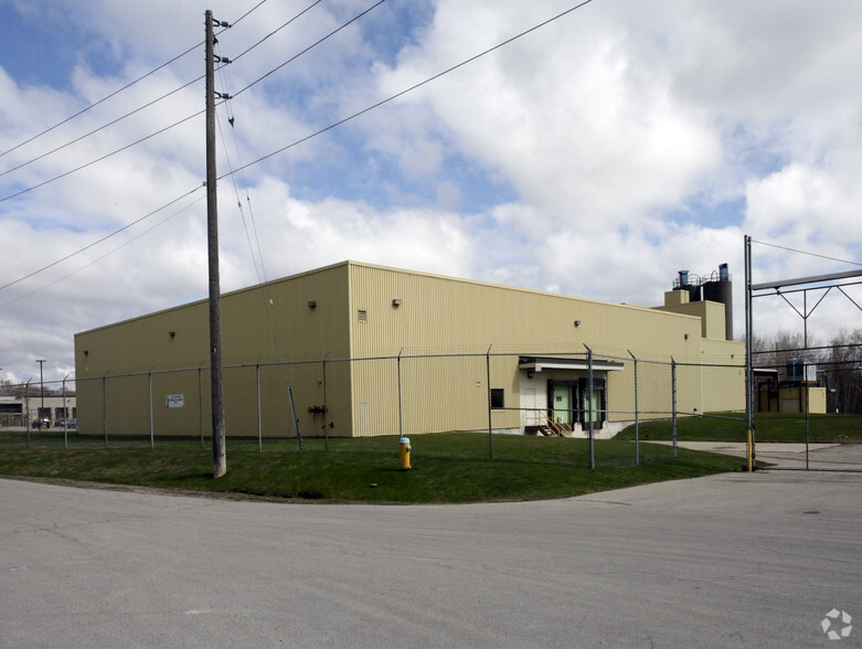 Freestanding Manufacturing portfolio of 2 properties for sale on LoopNet.ca - Primary Photo - Image 2 of 2