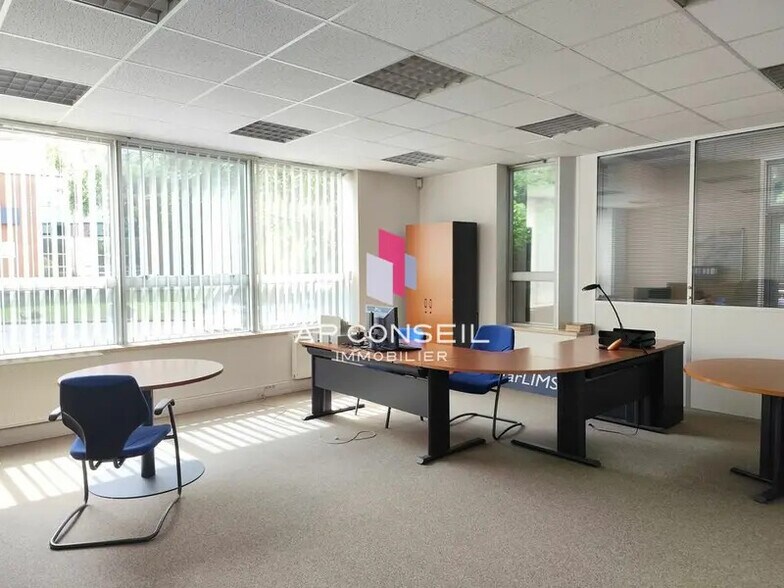 Office in Guyancourt for lease - Interior Photo - Image 3 of 6