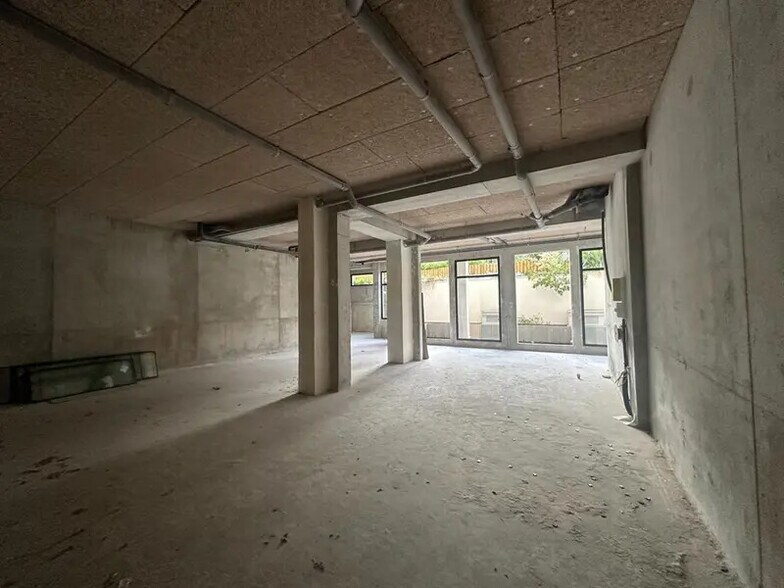 Retail in Clichy for lease - Building Photo - Image 1 of 9