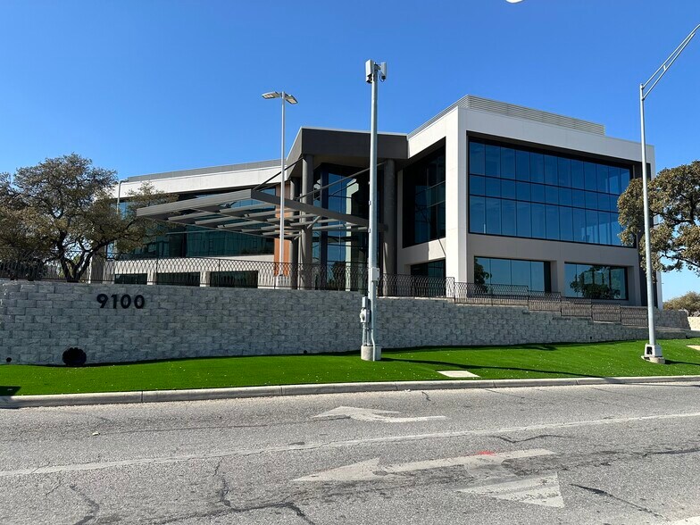 9100 W Interstate 10, San Antonio, TX à louer - Photo du bâtiment - Image 1 de 3