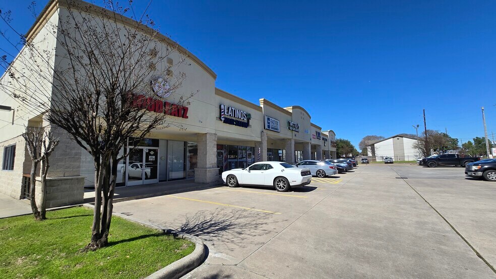 8805 Jones Rd, Houston, TX à louer - Photo du bâtiment - Image 3 de 6