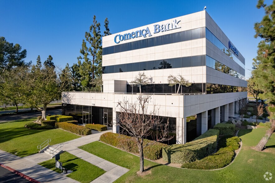 13200 Crossroads Parkway N, City of Industry, CA à louer - Photo du bâtiment - Image 2 de 5