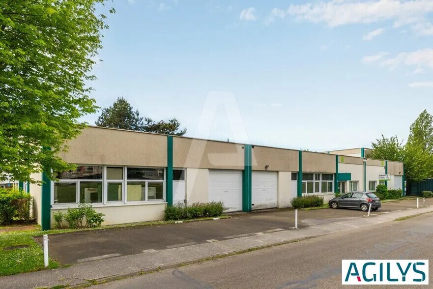Office in Trappes for lease - Building Photo - Image 1 of 4