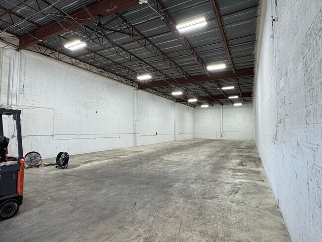 Plus de détails pour 1601-1629 NW 82nd Ave, Doral, FL - Industriel à louer