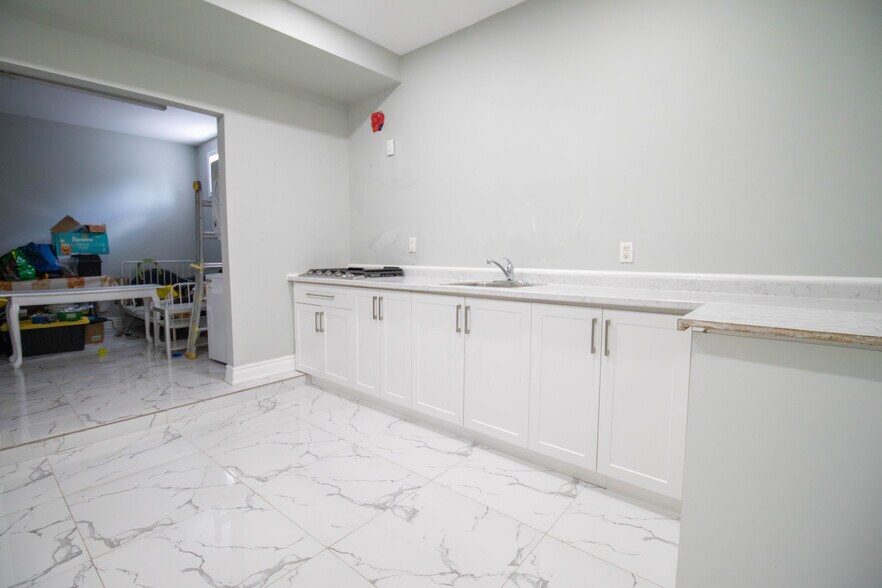 5126 Victoria Ave, Niagara Falls, ON à louer - Photo intérieure - Image 2 de 15