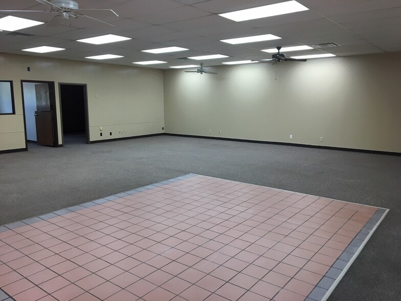 1714-1722 N 4th St, Ponca City, OK for lease - Interior Photo - Image 3 of 9