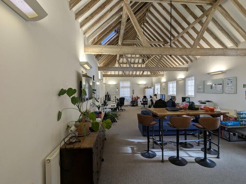 Puttenham, Seale à louer - Photo du bâtiment - Image 3 de 14