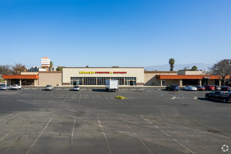 5700-5810 Newpark Plz, Newark, CA à vendre - Photo du bâtiment - Image 2 de 6