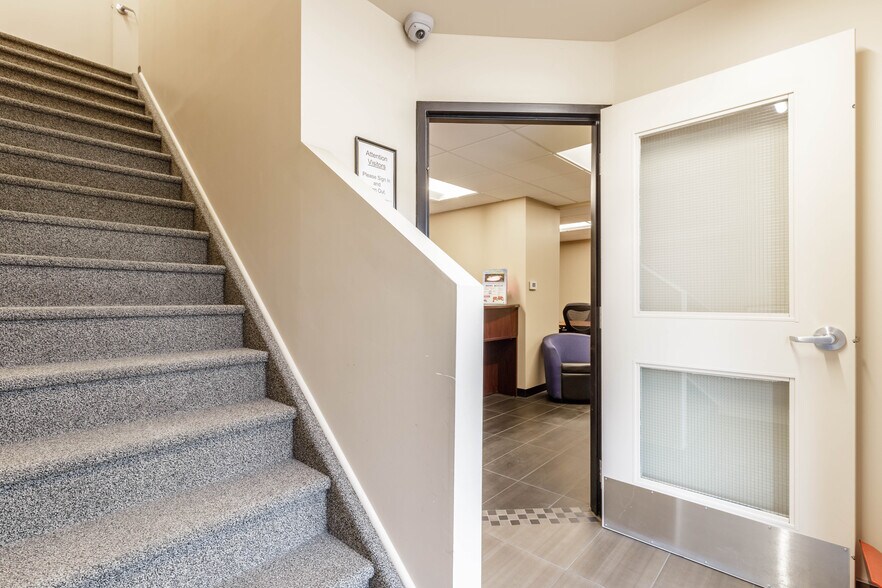 4116 64th Ave SE, Calgary, AB à vendre - Photo intérieure - Image 3 de 48