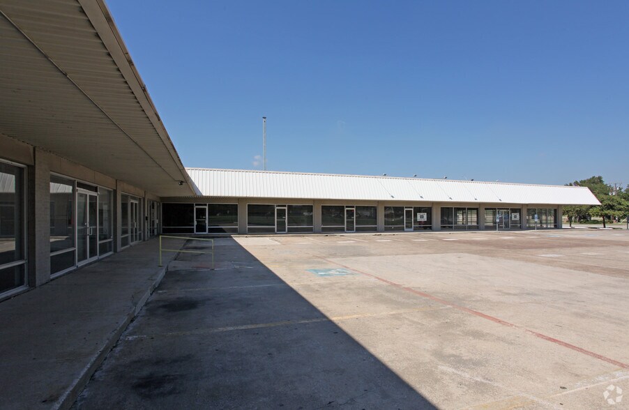 2430-2436 Valley View Ln, Farmers Branch, TX à louer - Photo du bâtiment - Image 3 de 3