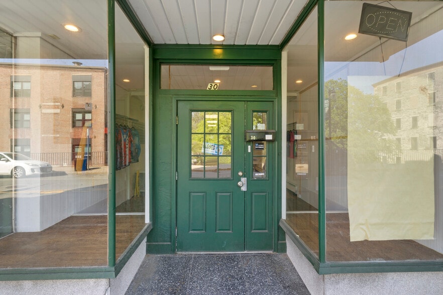 26-32 Main St, Woonsocket, RI à louer - Photo du bâtiment - Image 2 de 15