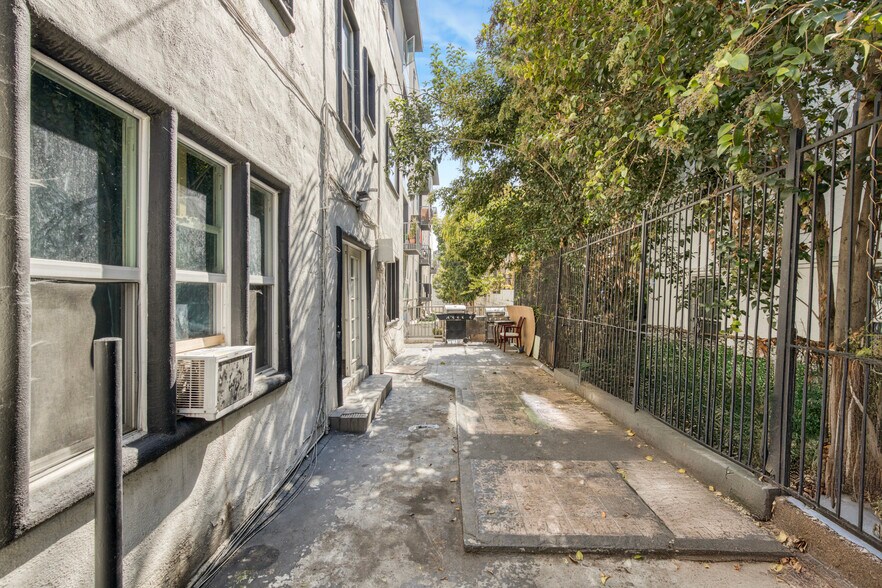 969 S Serrano Ave, Los Angeles, CA à vendre - Photo du bâtiment - Image 3 de 17