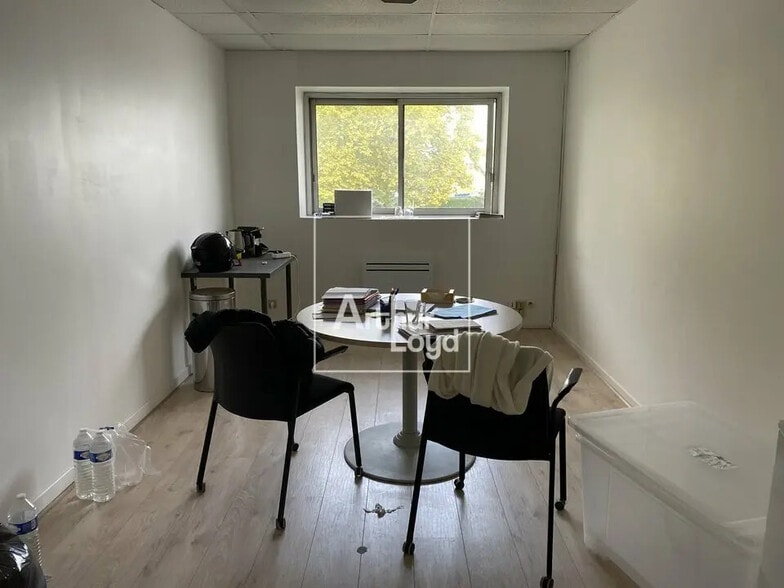 Office in Lisses for lease - Interior Photo - Image 3 of 6