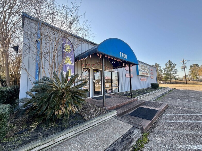 1700 N Loop 336 E, Conroe, TX à louer - Photo du bâtiment - Image 3 de 12