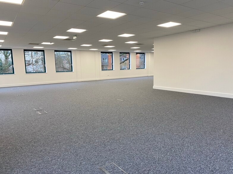 106 High St, Crawley for lease - Interior Photo - Image 3 of 3