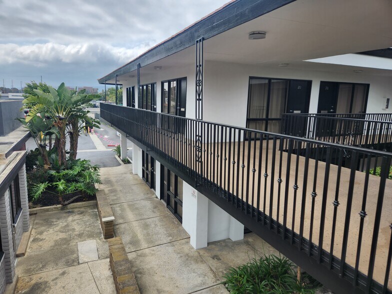 2072 SE Bristol St, Newport Beach, CA à louer - Photo du bâtiment - Image 3 de 5