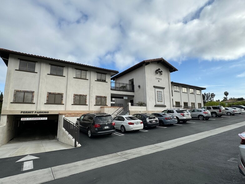 24953 Paseo De Valencia, Laguna Hills, CA à vendre - Photo du bâtiment - Image 3 de 11