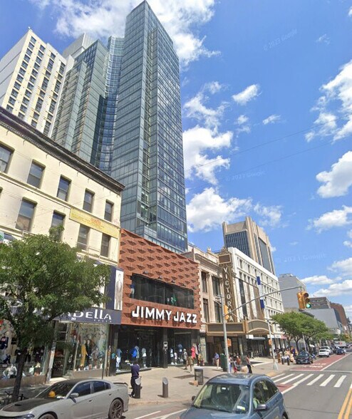 239 W 125th St, New York, NY à louer - Photo du bâtiment - Image 2 de 2