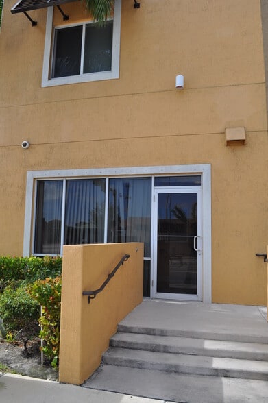 1001 NW 54th St, Miami, FL for lease - Building Photo - Image 3 of 5