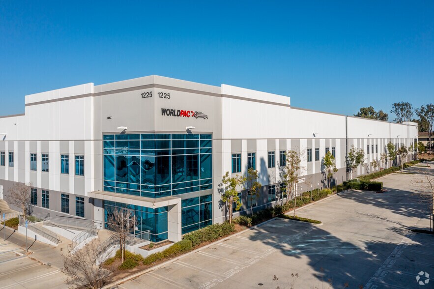 1225 W Imperial Hwy, Brea, CA à louer - Photo du bâtiment - Image 2 de 9