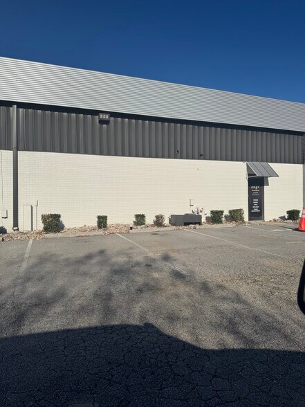 8804 Gulf Ct, Raleigh, NC à louer - Photo principale - Image 1 de 6