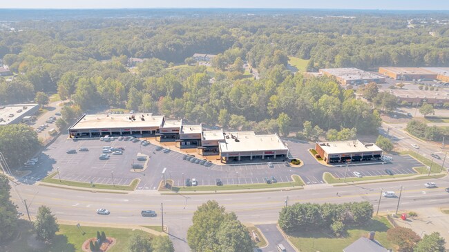 Plus de détails pour 5529-5559 W Market St, Greensboro, NC - Commerce de détail à louer