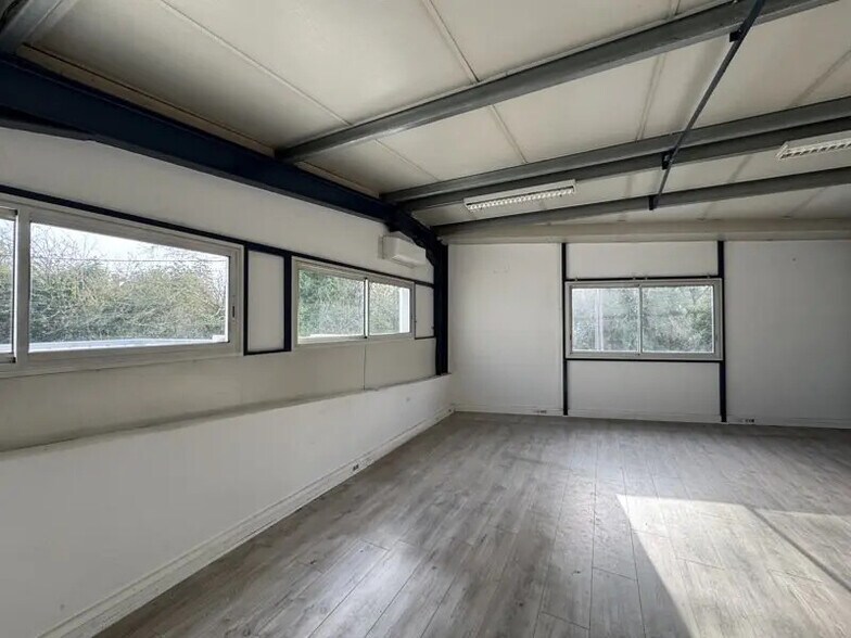 Retail in Lormont for lease - Interior Photo - Image 3 of 7