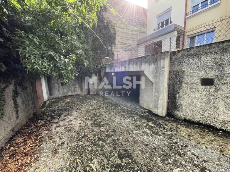 Flex in Décines-Charpieu for lease - Building Photo - Image 2 of 5