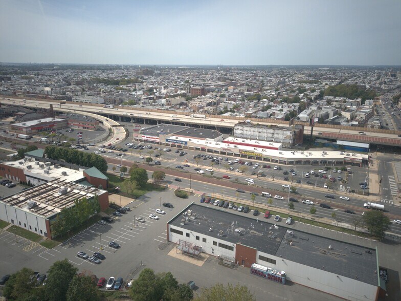 1100 & 1300 S Christopher Columbus Blvd portefeuille de 2 propriétés à vendre sur LoopNet.ca - Photo du bâtiment - Image 3 de 8