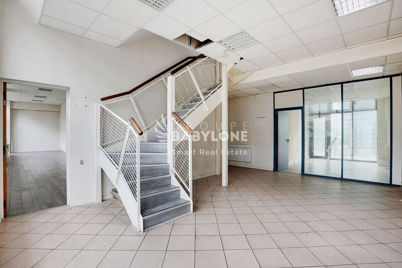Flex in Vanves for lease - Interior Photo - Image 2 of 15