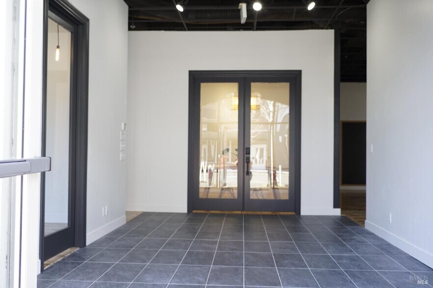 401 Mendocino Ave, Santa Rosa, CA à louer - Photo du bâtiment - Image 2 de 10